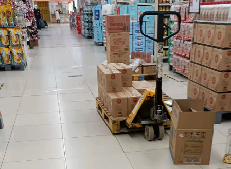 元旦超市備貨忙，手動液壓搬運車來助力